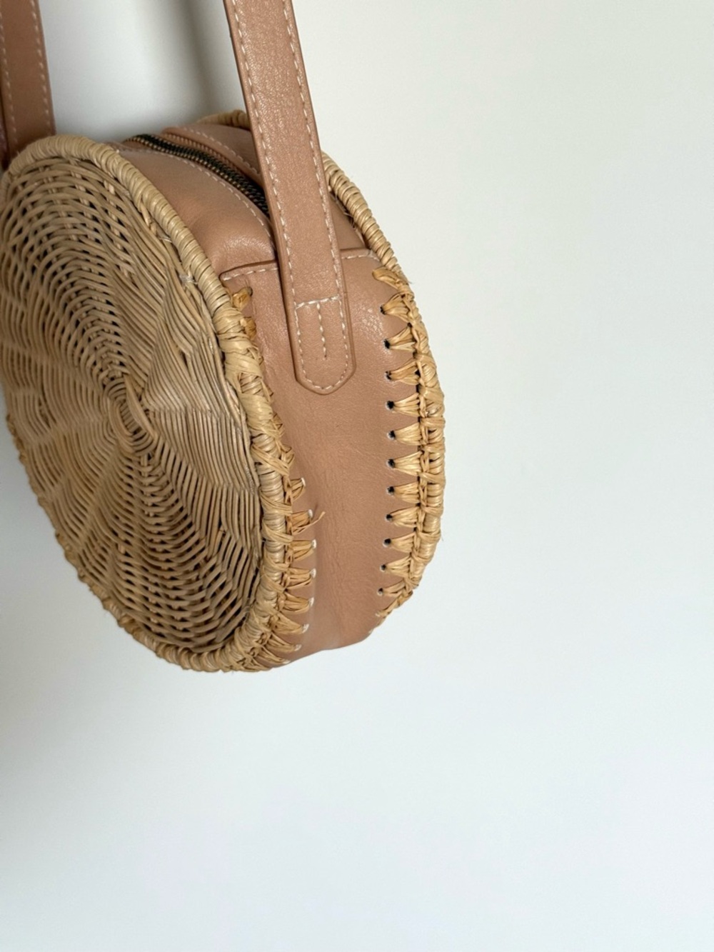 Rattan Wicker Round Circle Crossbody Purse Bag - Picture 4 of 6